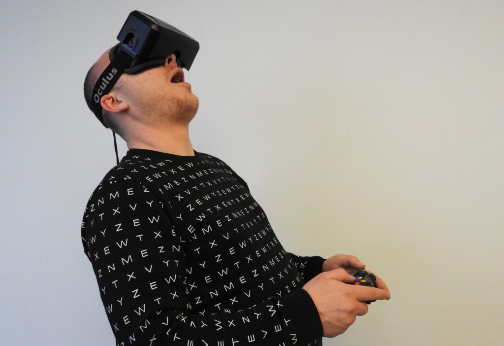 Homme portant des lunettes de réalité virtuelle Oculus